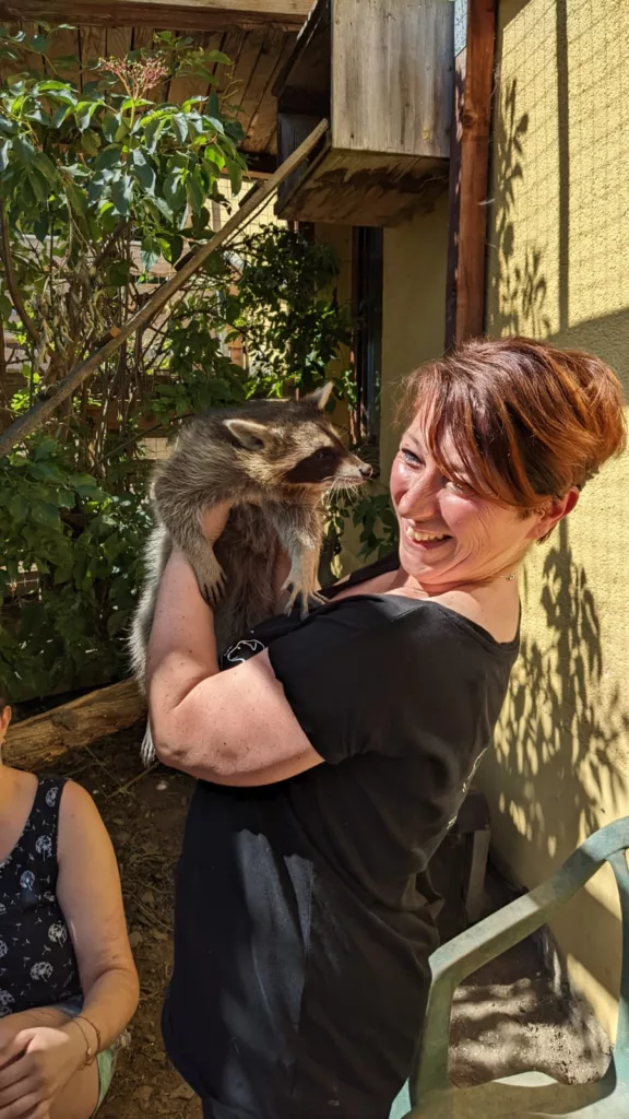 Marleen Porkert mit einem zahmen Waschbären auf der Schulter